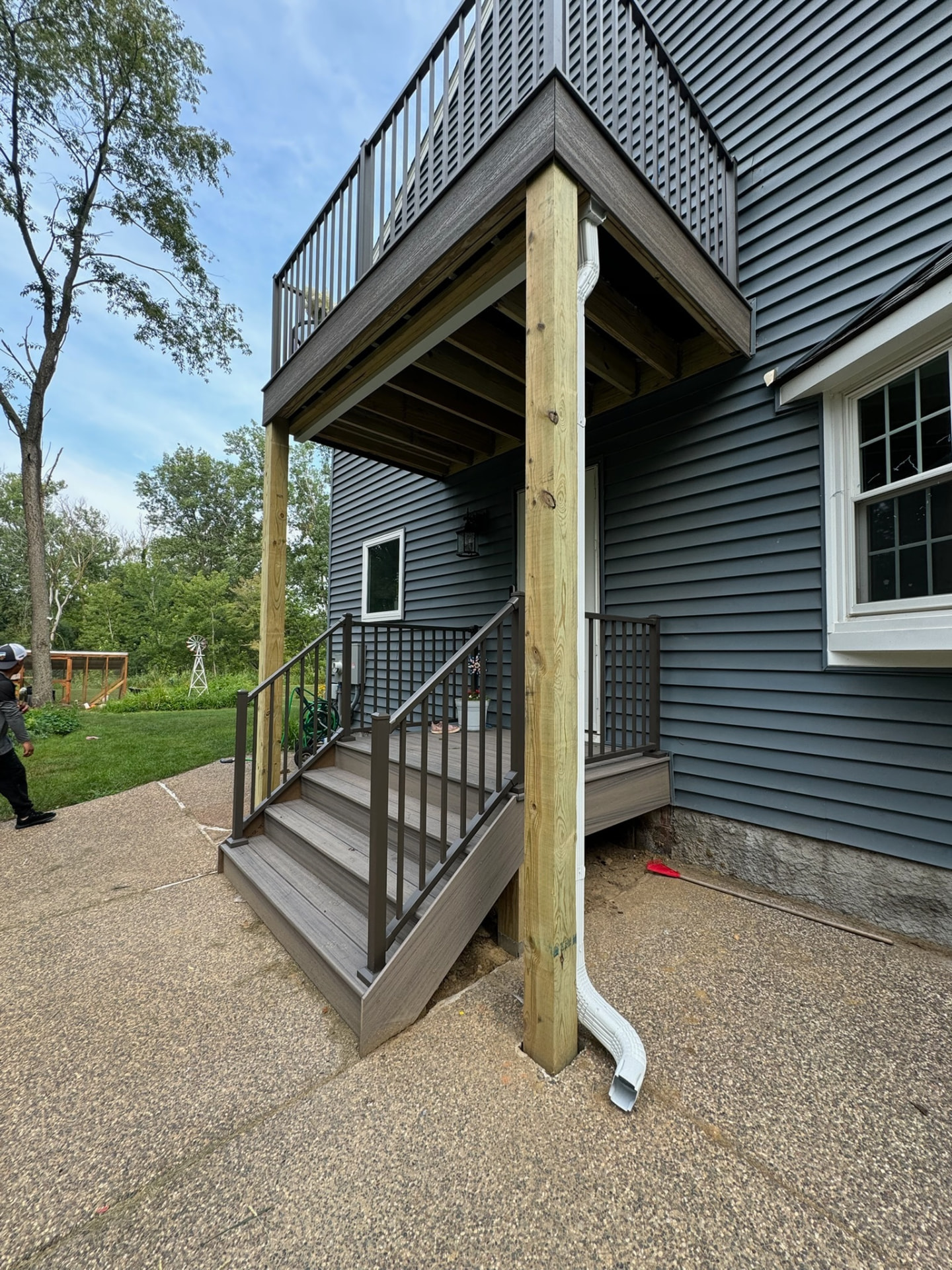 Corner balcony with stair landing